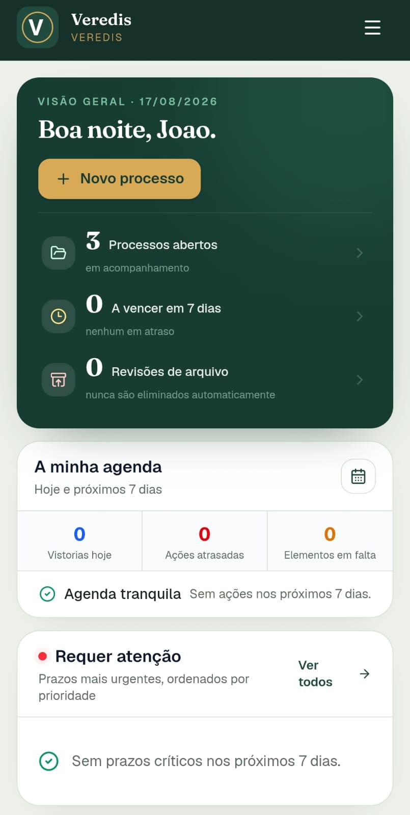 Painel da Veredis no telemóvel, com processos abertos e prazos, dados de demonstração